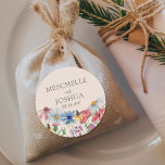 Wilde bloem Beridenbruin Landbloem Ronde Sticker<br><div class="desc">Wilde-bloemtrouwstickers met waterverf wilde bloemen. Dit bijtende landbotanische ontwerp heeft een  grens van wilde bloemen,  inclusief madeliefje papaverbloem,  konefje karnoppen,  kartonnen kop en klaver. Een elegante moderne bloem met girale,  bohemen tuinthema. Blader naar mijn winkel in het Wilde collectie Charm voor overeenkomende objecten.</div>