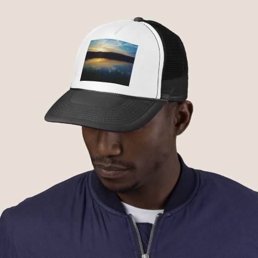 Wilde bloem, blauwe zonsondergang trucker pet (In situ)