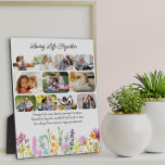 Wilde bloem Leven samen 11 Foto Fotoplaat<br><div class="desc">De vertoning van de wildbloemfoto's die met 11 van uw favoriete foto's en uw douanetekst wordt gepersonaliseerd, zoals "het liefhebben van het leven samen"en uw douaneverklaring of sentiment. Uw foto's worden getoond in rond gemaakte rechthoekvormen en, als u om het even welke problemen met plaatsing hebt, probeer bebouwend uw afbeelding...</div>