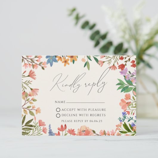 Wilde bloem Modern Wedding RSVP Kaart (Staand voorkant)