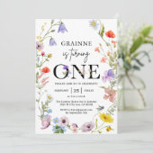 Wilde bloem Theme Girl 1st Birthday Uitnodiging (Staand voorkant)