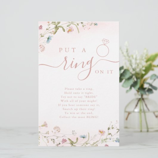 Wilde bloem zet een ring op het vrijgezellenfeest  (Staand voorkant)