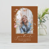 Wilde bloemen Arch Terracotta Foto Afstuderen Aankondiging (Staand voorkant)