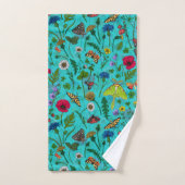 Wilde bloemen en motten op blauwgroen bad handdoek (Handdoek)