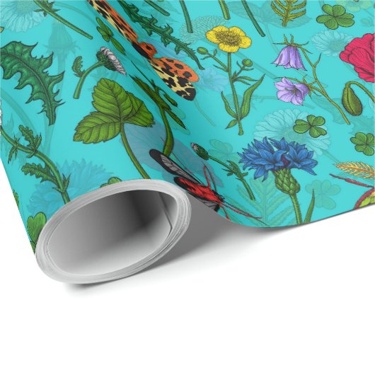 Wilde bloemen en motten op blauwgroen cadeaupapier (Rol Hoek)