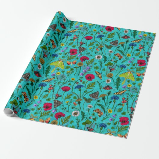 Wilde bloemen en motten op blauwgroen cadeaupapier (Uitgerold)