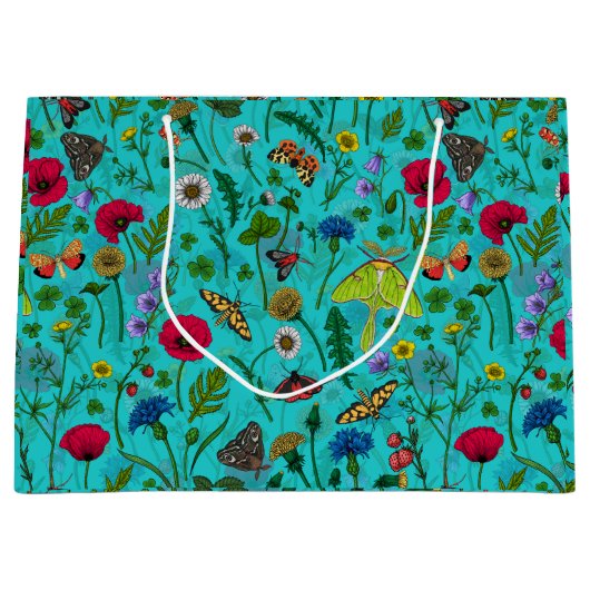 Wilde bloemen en motten op blauwgroen groot cadeauzakje (Voorkant)