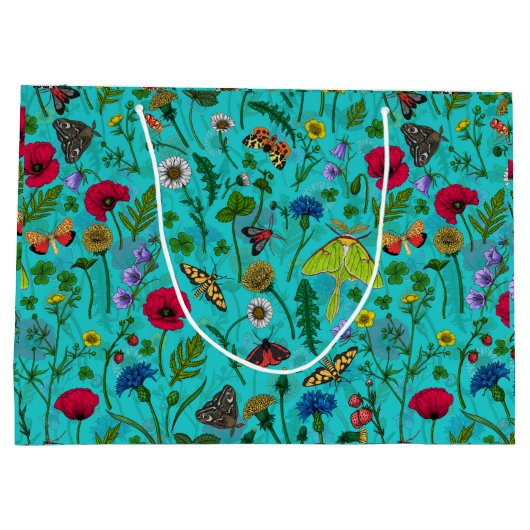 Wilde bloemen en motten op blauwgroen groot cadeauzakje