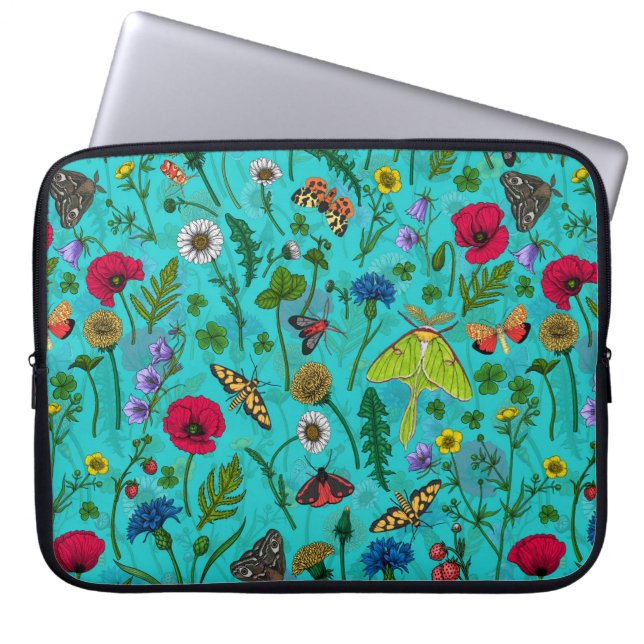 Wilde bloemen en motten op blauwgroen laptop sleeve (Voorkant)