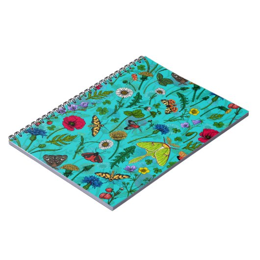 Wilde bloemen en motten op blauwgroen notitieboek (Linkerzijde)