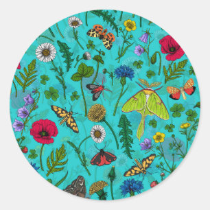 Wilde bloemen en motten op blauwgroen ronde sticker