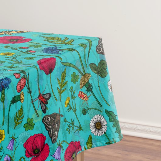 Wilde bloemen en motten op blauwgroen tafelkleed (Voorbeeld)