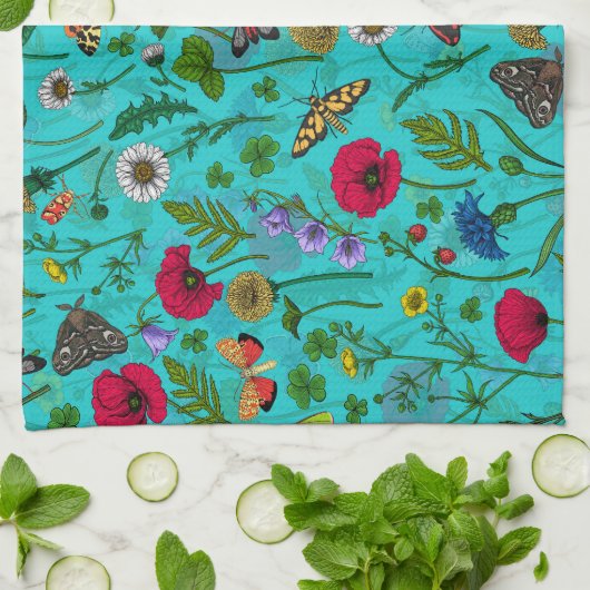 Wilde bloemen en motten op blauwgroen theedoek (Gevouwen)