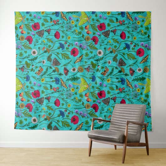 Wilde bloemen en motten op blauwgroen wandkleed (In Situ (horizontaal))