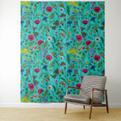 Wilde bloemen en motten op blauwgroen wandkleed (In situ)