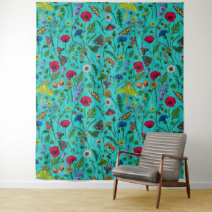Wilde bloemen en motten op blauwgroen wandkleed
