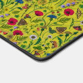 Wilde bloemen en motten op groen bureaumat (Hoek)
