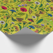 Wilde bloemen en motten op groen cadeaupapier (Hoek)