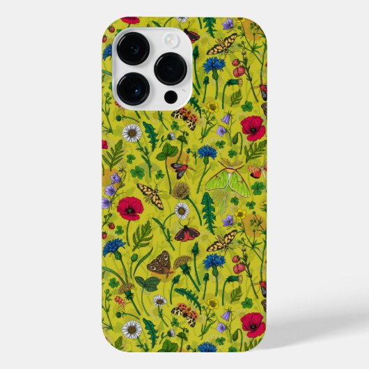 Wilde bloemen en motten op groen iPhone hoesje (Achterkant)