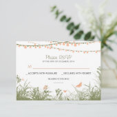 wilde bloemen en string lights bruiloft RSVP kaart (Staand voorkant)