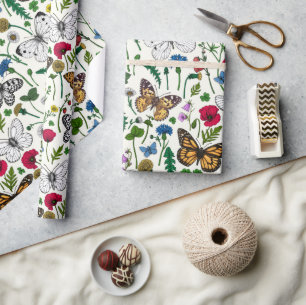 Wilde bloemen en vlinders op wit cadeaupapier