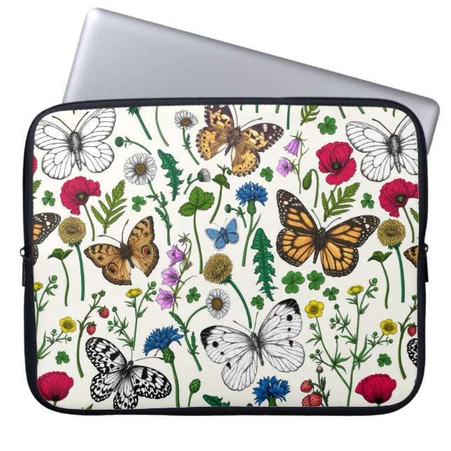 Wilde bloemen en vlinders op wit laptop sleeve (Voorkant)