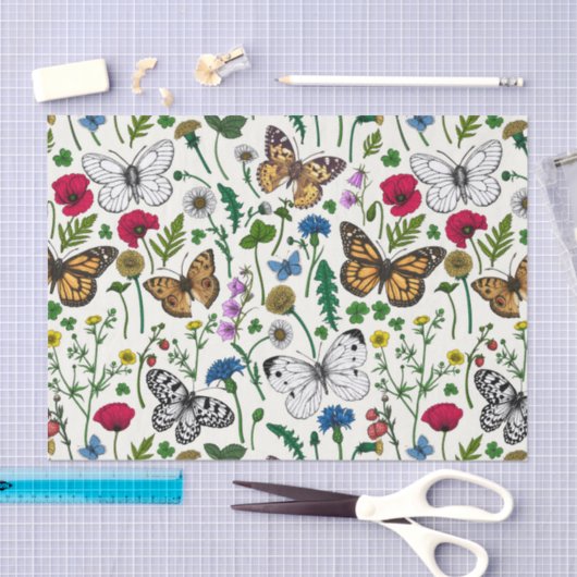 Wilde bloemen en vlinders op wit tissuepapier (Craft)