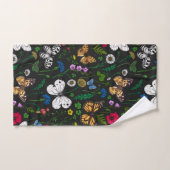Wilde bloemen en vlinders op zwart bad handdoek (Handdoek)