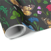 Wilde bloemen en vlinders op zwart cadeaupapier (Rol Hoek)