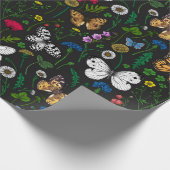Wilde bloemen en vlinders op zwart cadeaupapier (Hoek)