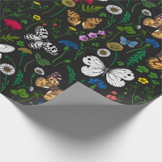 Wilde bloemen en vlinders op zwart cadeaupapier (Hoek)