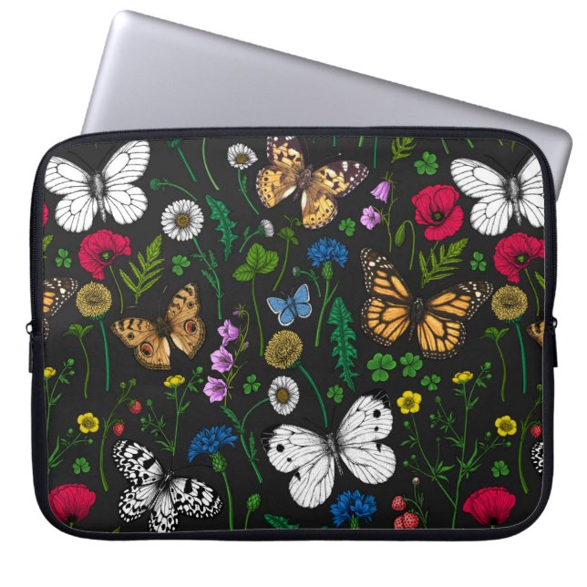 Wilde bloemen en vlinders op zwart laptop sleeve (Voorkant)