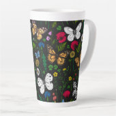 Wilde bloemen en vlinders op zwart latte mok (Rechterhoek)
