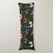 Wilde bloemen en vlinders op zwart lichaamskussen (Voorkant Verticaal)