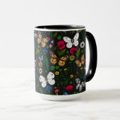 Wilde bloemen en vlinders op zwart mok (Voorkant rechts)