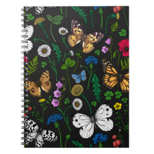 Wilde bloemen en vlinders op zwart notitieboek
