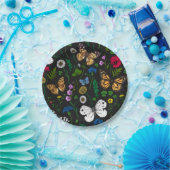 Wilde bloemen en vlinders op zwart papieren bordje (Feest)