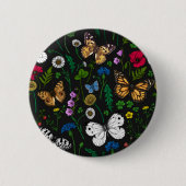 Wilde bloemen en vlinders op zwart ronde button 5,7 cm (Voorkant)