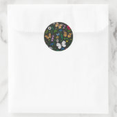 Wilde bloemen en vlinders op zwart ronde sticker (Tas)