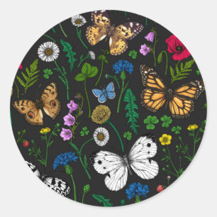 Wilde bloemen en vlinders op zwart ronde sticker