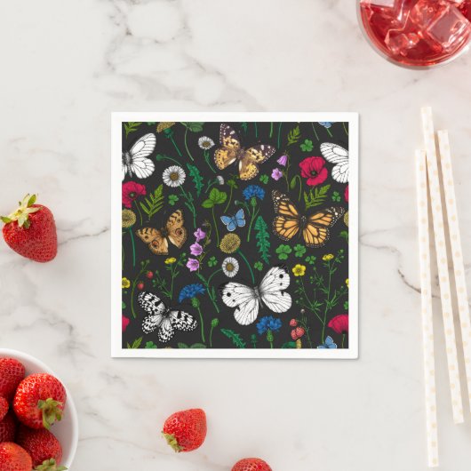 Wilde bloemen en vlinders op zwart servet (Insitu)