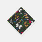 Wilde bloemen en vlinders op zwart servet (Hoek)