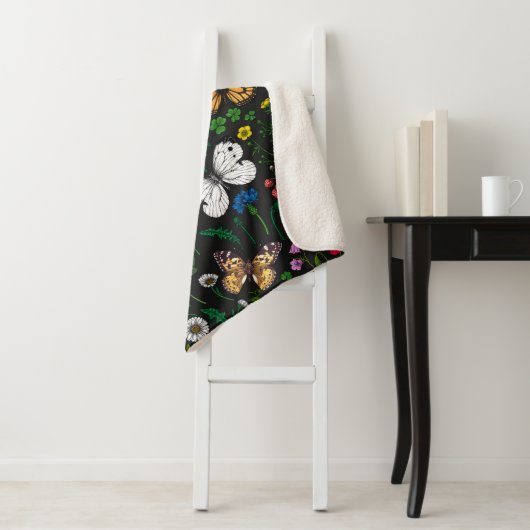 Wilde bloemen en vlinders op zwart sherpa deken (In situ)
