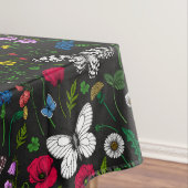 Wilde bloemen en vlinders op zwart tafelkleed (Voorbeeld)