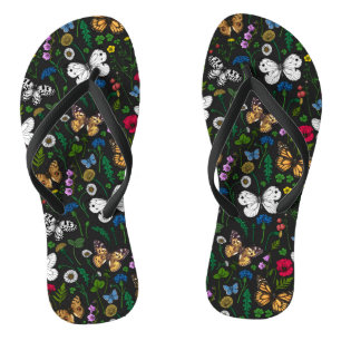 Wilde bloemen en vlinders op zwart teenslippers
