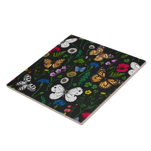 Wilde bloemen en vlinders op zwart tegeltje (Zijkant)