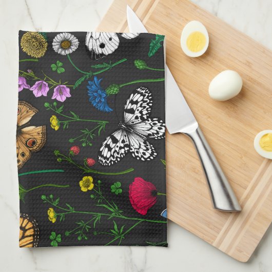 Wilde bloemen en vlinders op zwart theedoek (Quarter Fold)