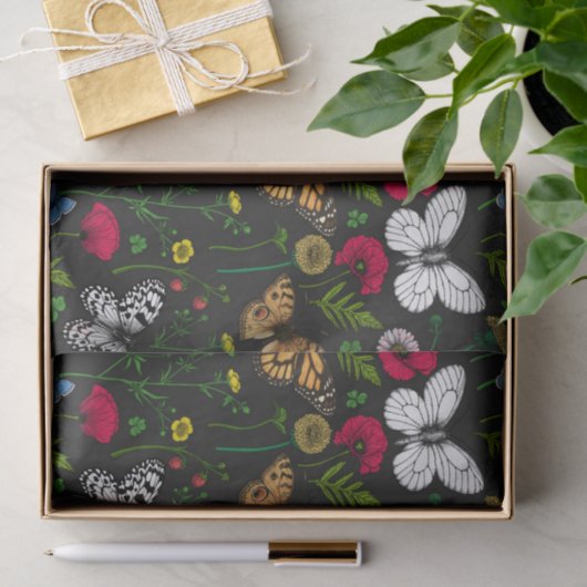 Wilde bloemen en vlinders op zwart tissuepapier (Geschenk)