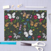 Wilde bloemen en vlinders op zwart tissuepapier (Craft)