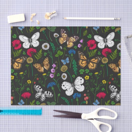 Wilde bloemen en vlinders op zwart tissuepapier (Craft)